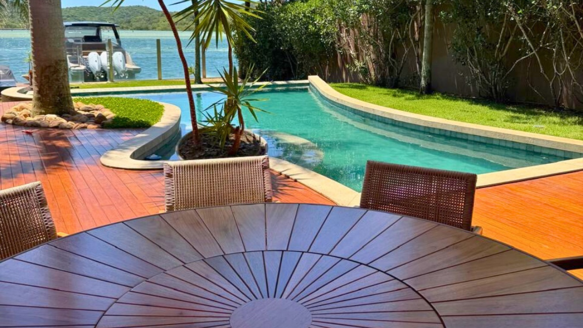 Varanda elegante com balanço suspenso, plantas e área de lazer, ambiente claro e arejado